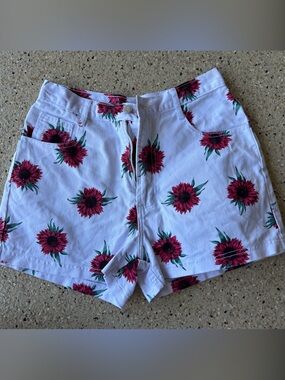 Vintage Niki-Lee High-Waist White Shorts with Red Sunflower Print